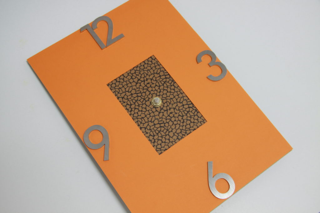 DIY Wanduhr - Schritt 6: Ziffern positionieren und befestigen